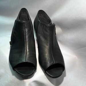MUNRO Sleek Black Heeled Leather Boots